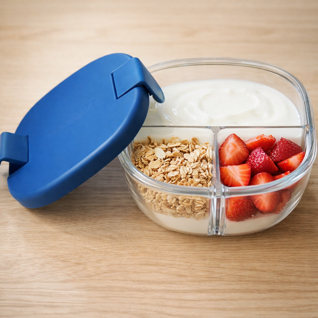 Joghurt mit Müsli und Erdbeeren in einer Brotdose für Kinder