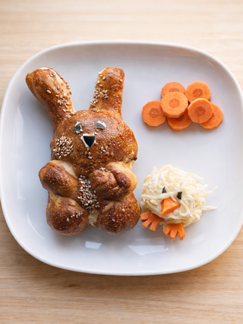 Snackteller für Kinder mit Laugen-Hase, Karotten und Käse-Küken einfach angerichtet